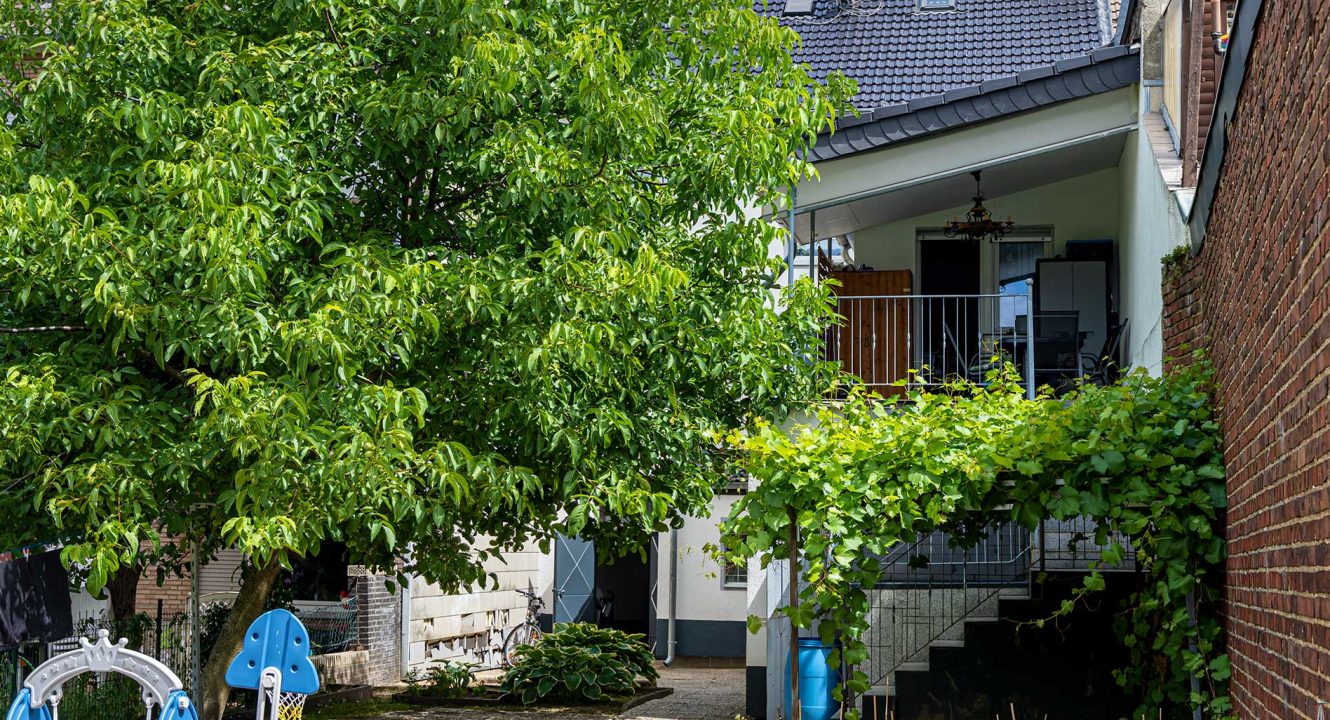 Gartenansicht Zweifamilienhaus im Zentrum von Baesweiler zu verkaufen über Immobilienmakler Koch Immobilien