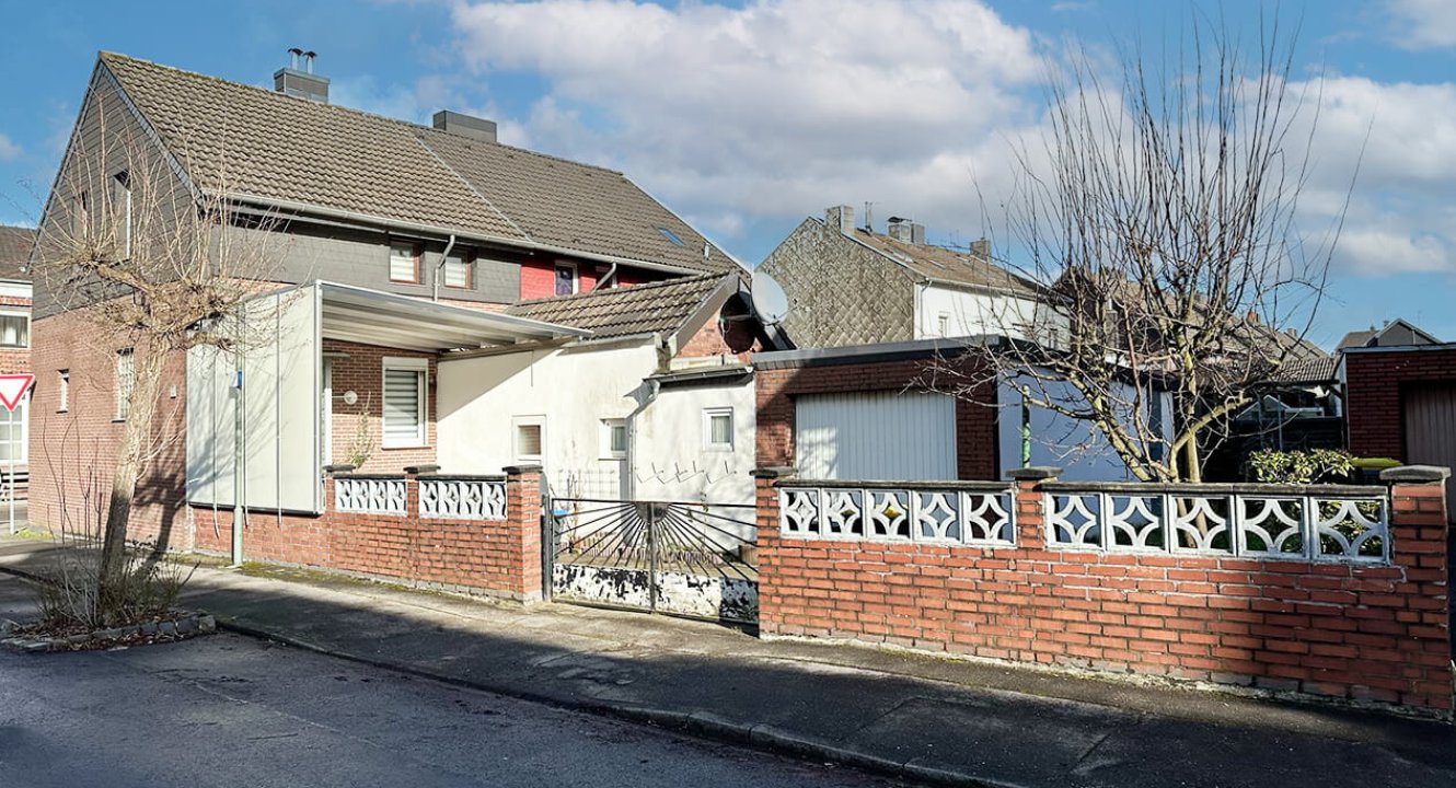 Seitenansicht Einfamilienhaus in Alsdorf zu verkaufen über Koch Immobilien!