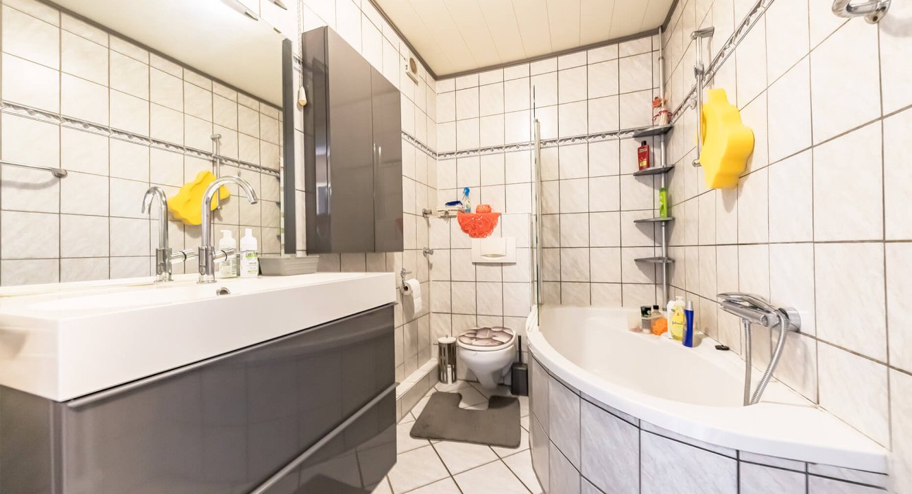 Badezimmer möblierte Wohnung in Würselen über Koch Immobilien zu vermieten!