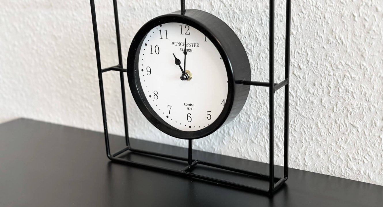 Uhr in möblierter Wohnung Aachen auf der Peliserkerstraße über Koch Immobilien GmbH